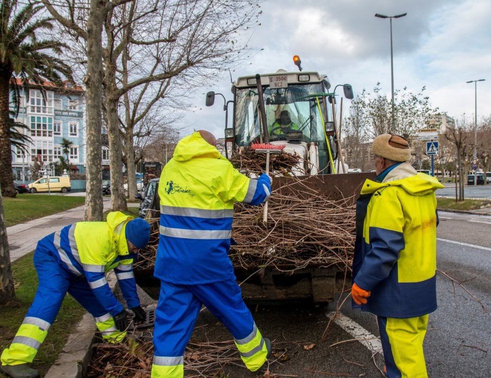 Archivo - Trabajadores de parques y jardines en el Sardinero, durante el paso del temporal de invierno Bruno por Santander, que ha dejado rachas muy fuertes de viento en Cantabria que han alcanzado 113 kilómetros por hora en Tresviso y 110 en Santander.