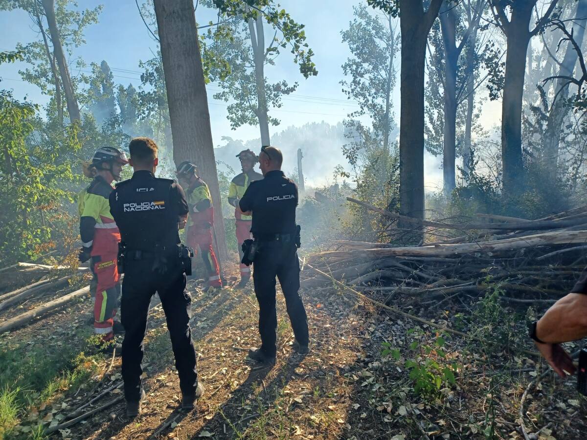 Policía Nacional y Bomberos sofocan un incendio en el Camino de los Hoyos, en Palencia