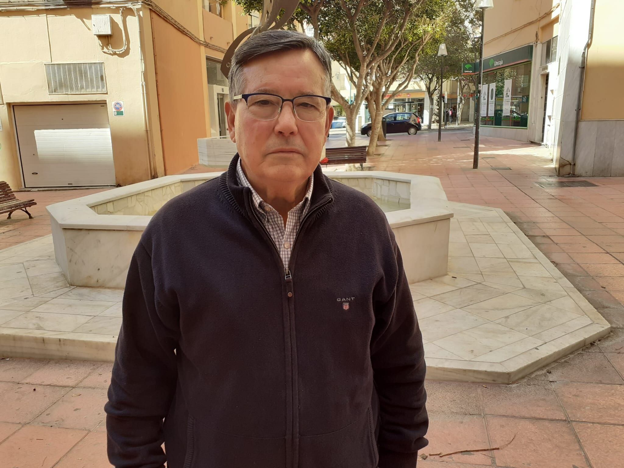 Juan Navarro paseando por el barrio de San Félix.