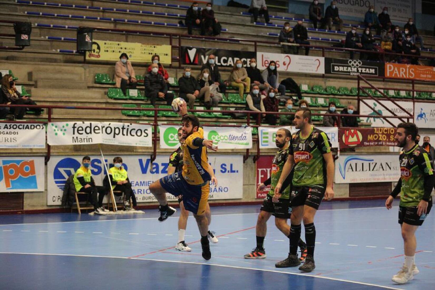 El capitán del Villa de Aranda, Víctor Megías, durante el duelo de preparación ante 4 Valles