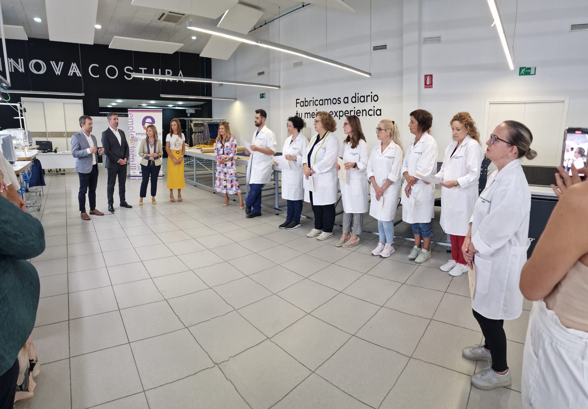 Nueve trabajadoras formadas por el Ayuntamiento en manejo de maquinaria de confección industrial se incorporan a los  25 empleados de la firma textil InnovaCostura.