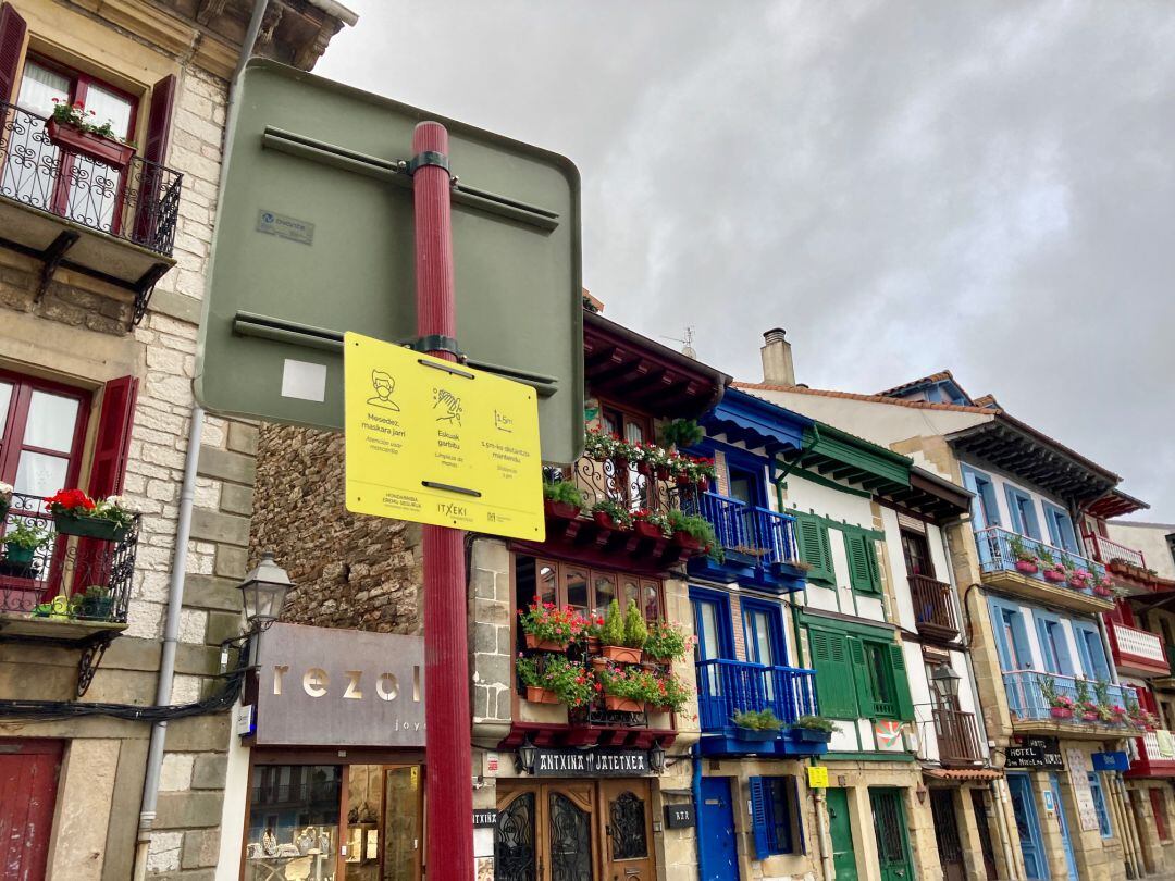 Cartel colocado en pleno Casco Histórico de Hondarribia con las normas sanitarias que debe respetar la ciudadanía. 