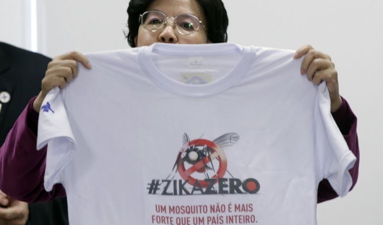 La directora de l&#039;Organizació Mundial de la Salut (OMS), Margaret Chan, amb una samarreta de la campanya contra el mosquit del Zika que s&#039;ha endegat a Brasil
