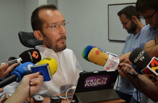 Pablo Echenique, durante su valoración de los resultados electorales de la coalición Unidos Podemos en Aragón