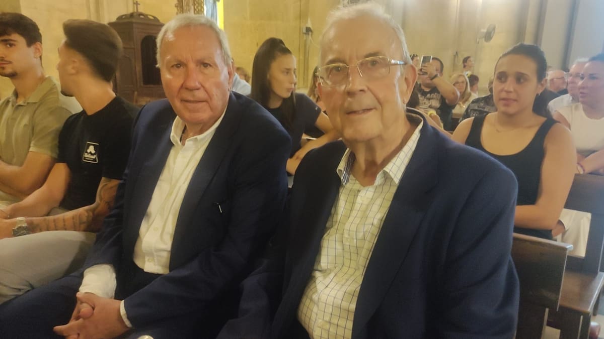 Almería-Barcelona: las invitaciones para clubes y colegios, en las tiendas Base Deportes Blanes