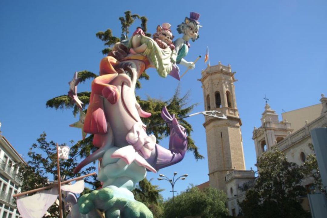 Imagen de una falla plantada en la plaza del Ayuntamiento de Borriana en 2016