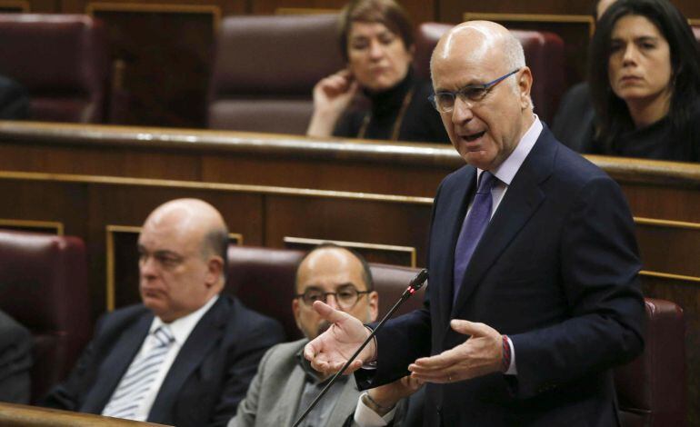 GRA016. MADRID, 11/02/2015.- El portavoz de CiU en el Congreso, Josep Antoni Duran Lleida (d), durante su intervención hoy en la sesión de control al Ejecutivo del Congreso, en la que ha preguntado al presidente del Gobierno, Mariano Rajoy, sobre si no cree que debería matizar mucho más sus perspectivas para el año 2015. EFE/Juan Carlos Hidalgo