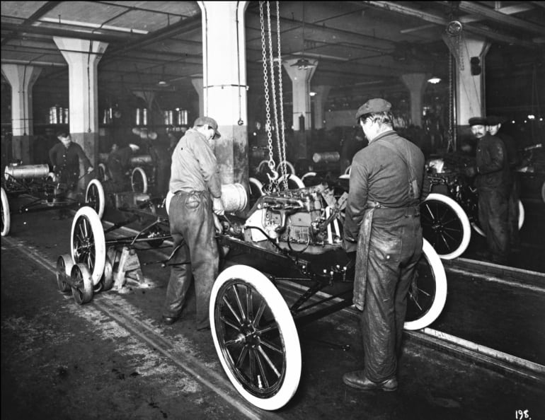 Cadena de montaje del Ford-T en la factoría de Detroit