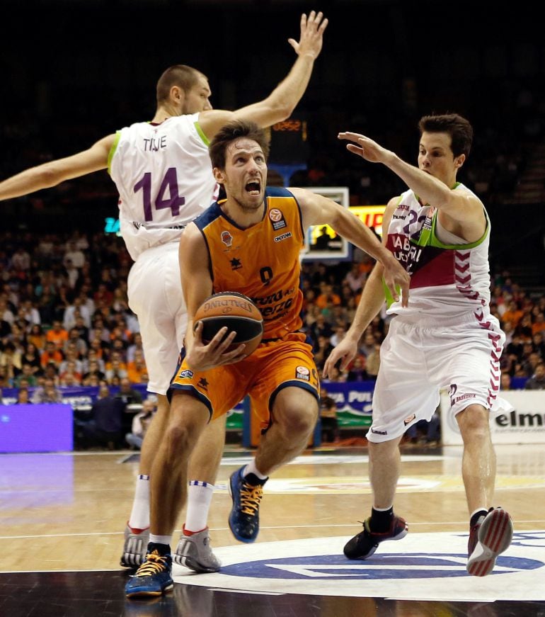 GRA444. VALENCIA, 07/10/2014.- El base belga del Valencia Basket Sam Van Rossom (c) controla el balón ante los jugadores del Laboral Kutxa, Kim Tillie (i) y Thomas Heurtel durante el partido de la Euroliga de baloncesto disputado esta noche en Valencia. EFE/Juan Carlos Cárdenas