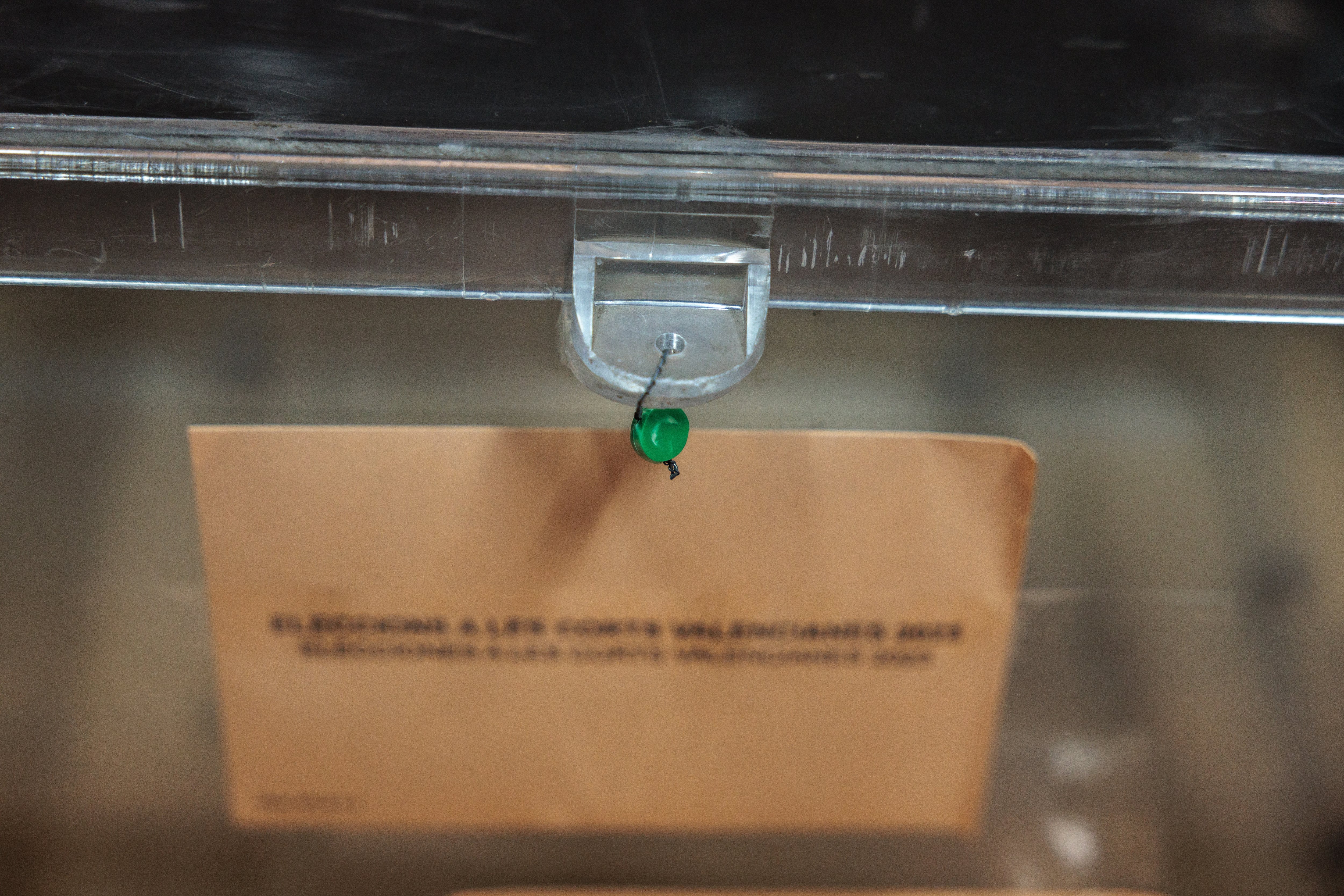 Detalle del cierre de una urna en el almacén electoral