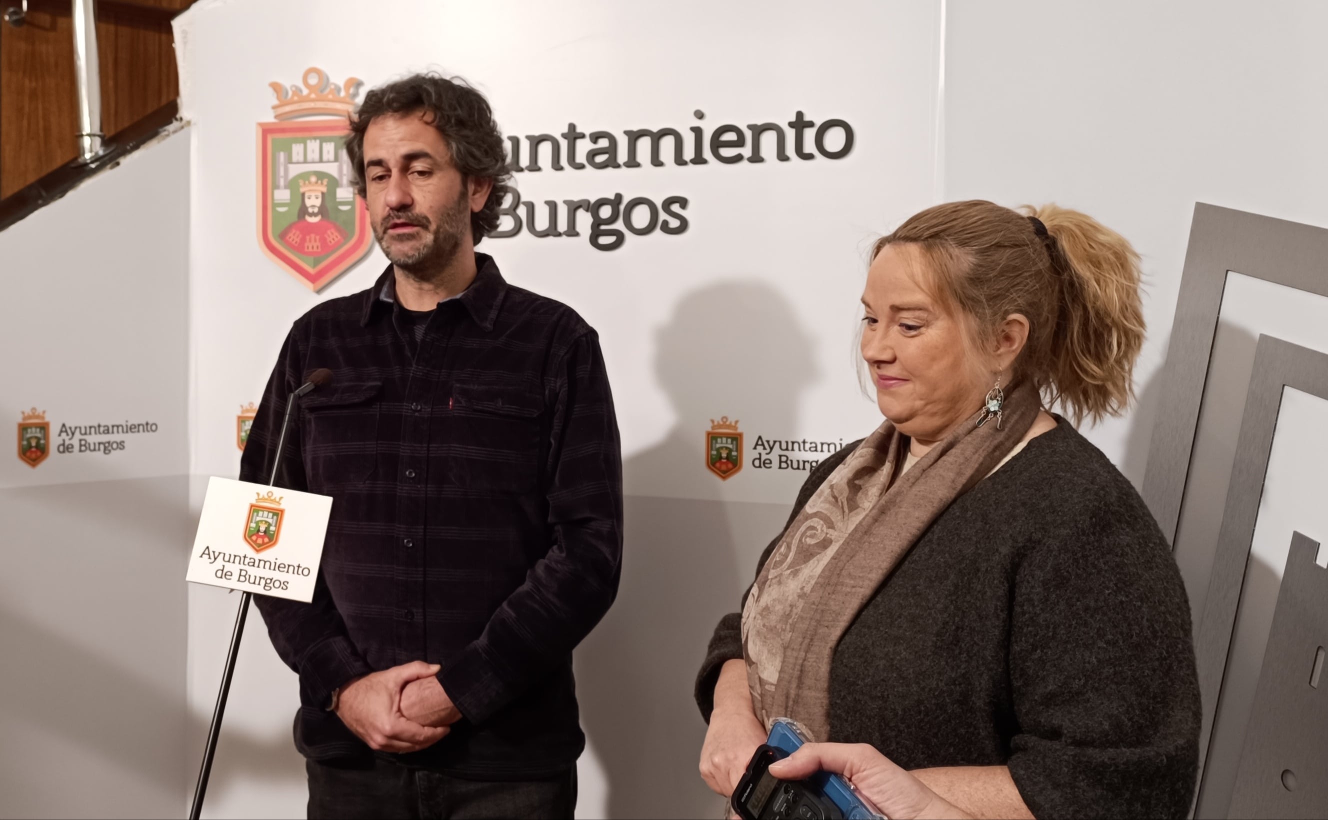 El pregonero del Carnaval de Burgos será Diego Galaz, aquí con la alcaldesa, Cristina Ayala, que ha comunicado la elección