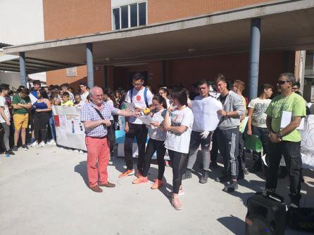 Alumna en el momento de la lectura de la carta a los presidentes del Gobierno de España y de la Junta de Andalucía