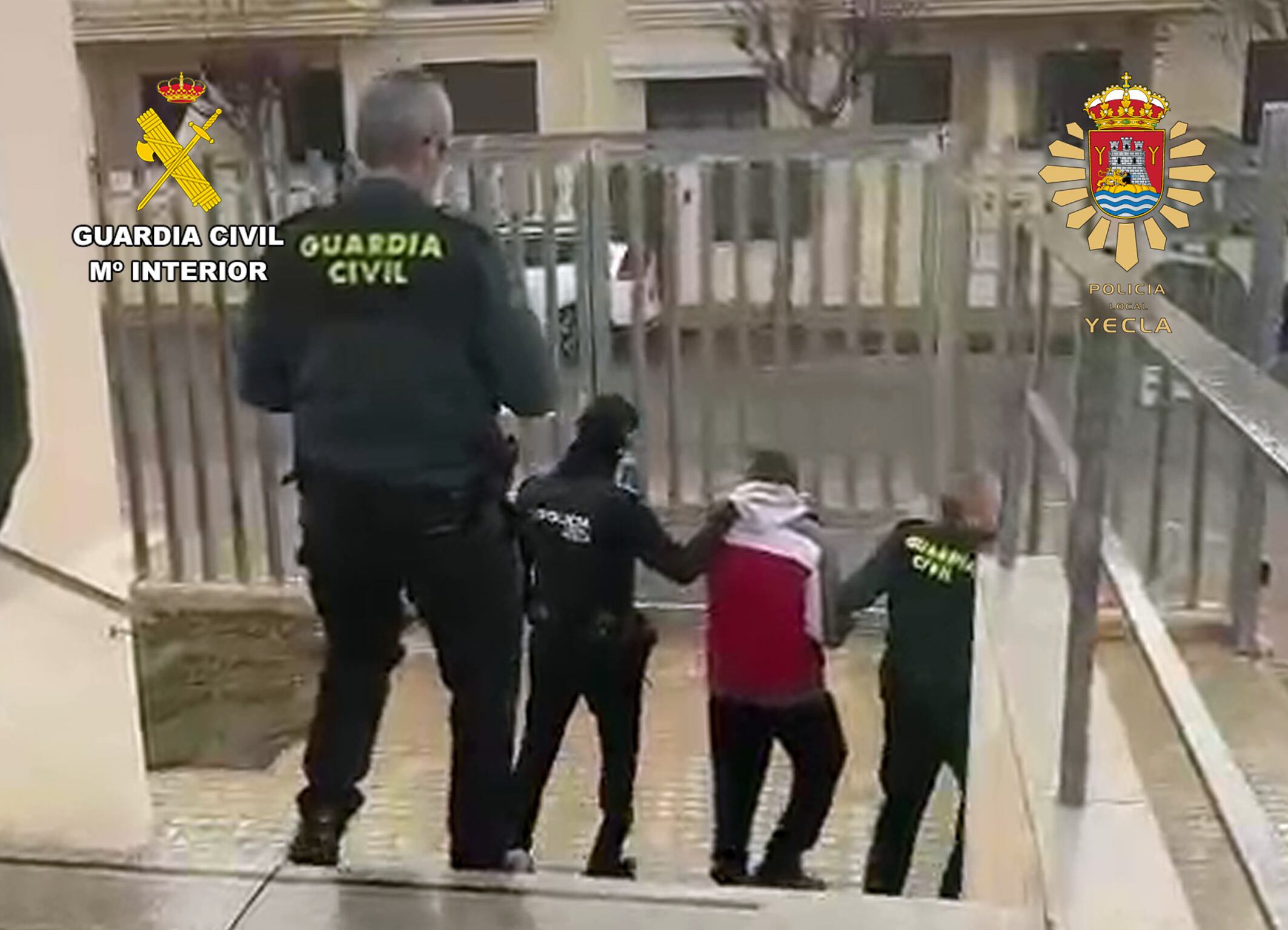 Uno de los detenidos es trasladado por agentes de la Guardia Civil y Policía Local