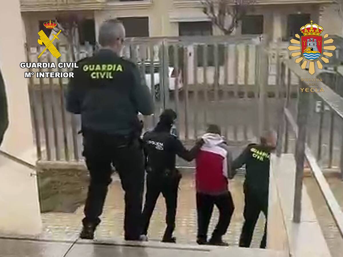 Detenidos in fraganti en Yecla dos jóvenes mientras cometían un robo en una vivienda