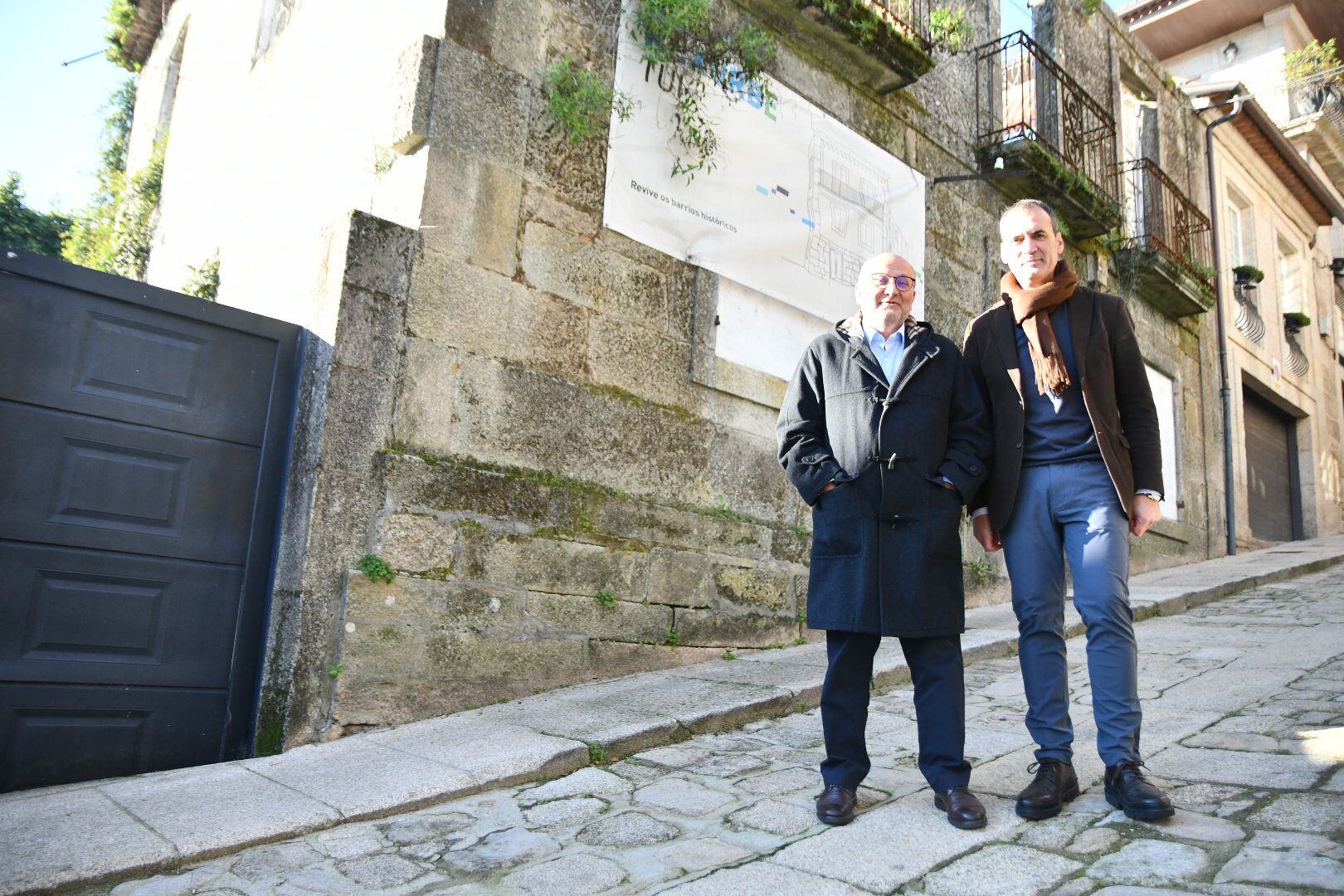 Abel Losada, subdelegado del Gobierno en Pontevedra, y Enrique Cabaleiro, alcalde de Tui, en el casco histórico del municipio.