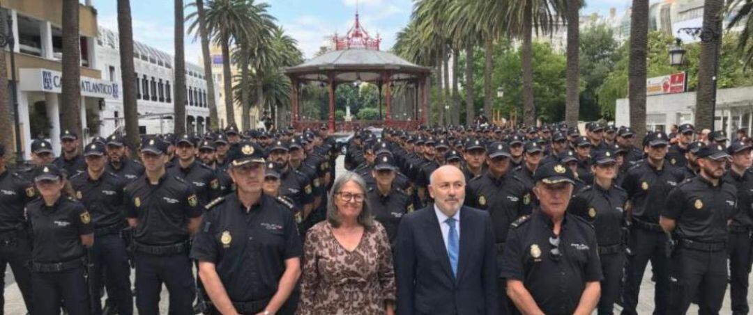 El delegado y la subdelegada del Gobierno en la presentación de nuevos policías