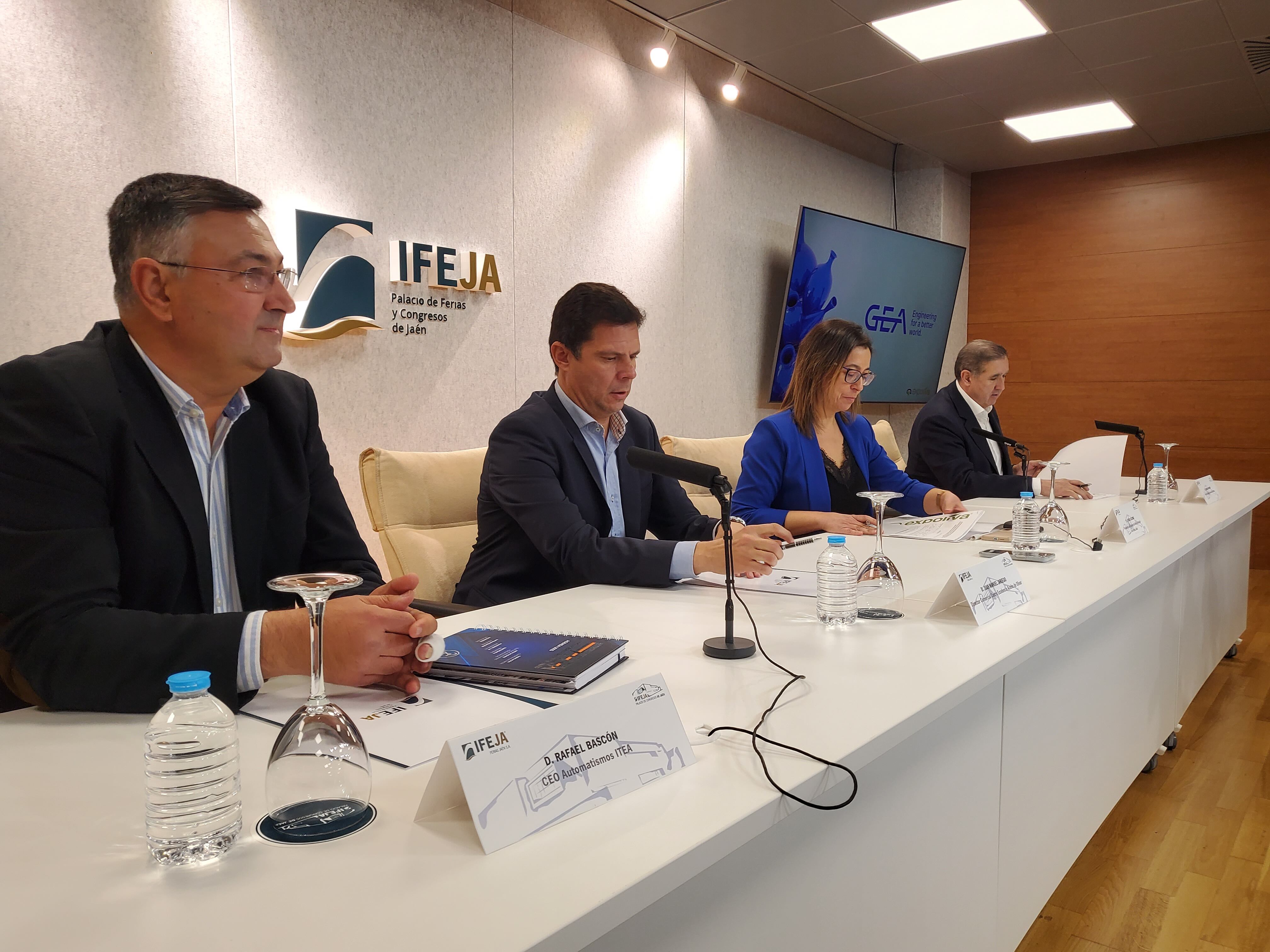 Los representantes de las empresas patrocinadoras de Expoliva 2023 firman un convenio con la presidenta de Ferias Jaén, África Colomo, para Expoliva 2023.