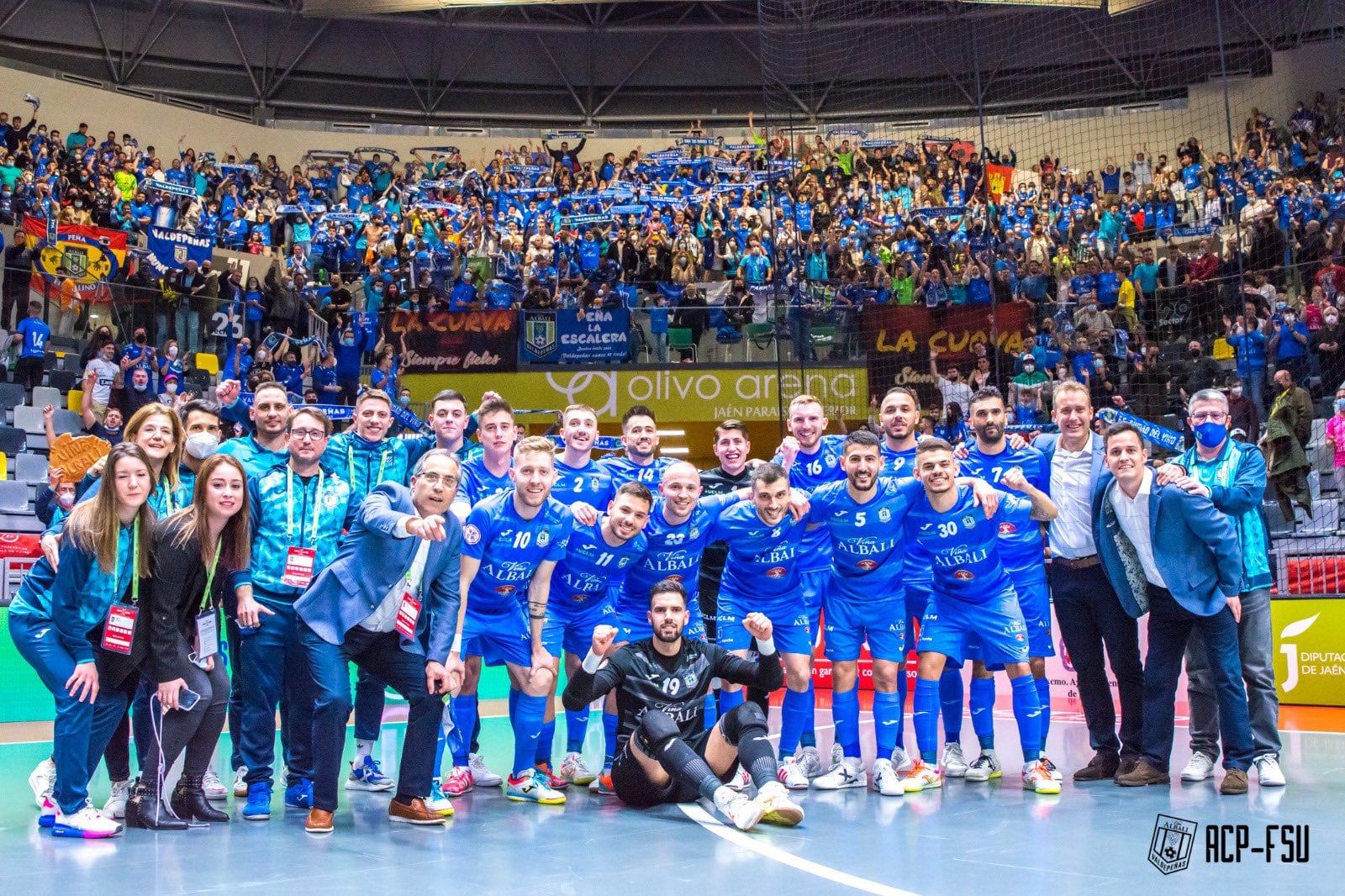 Foto de hermandad entre el Viña Albali Valdepeñas y los aficionados desplazados hasta el Olivo Arena de Jaén