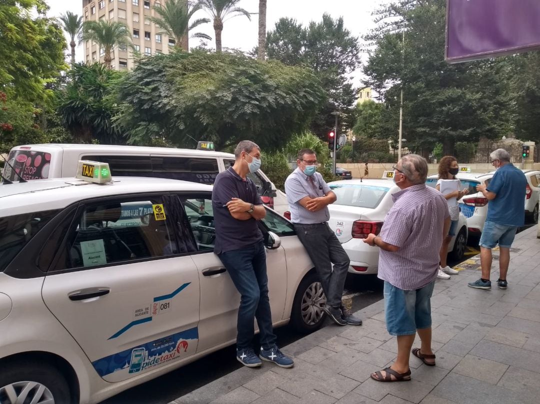 Taxistas esperando clientes en la parada de la Plaza de España.