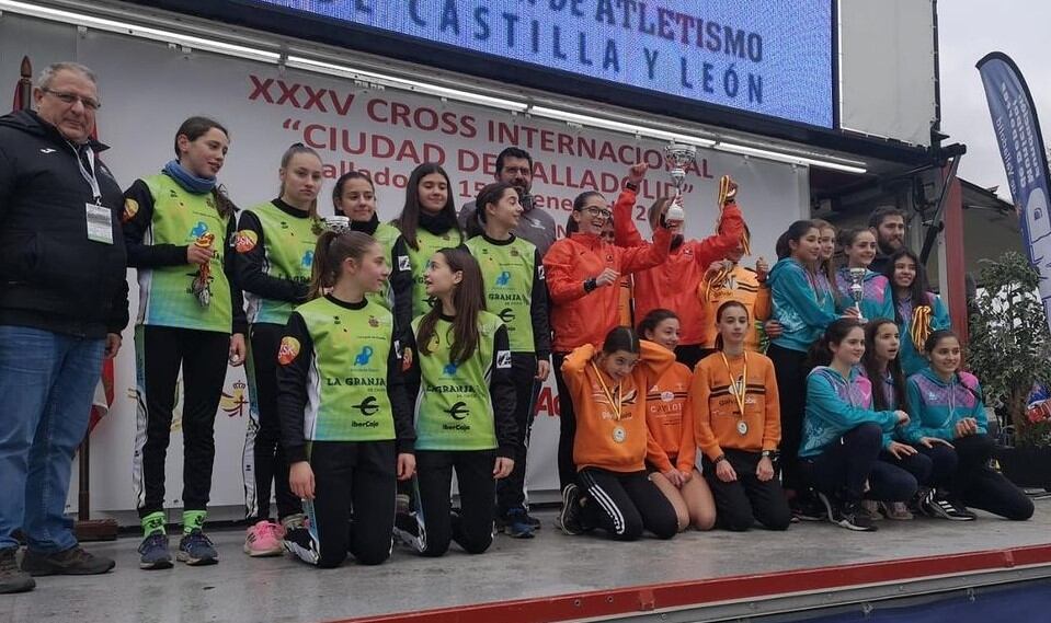 Las integrantes del equipo sub-16 del Atletismo Aranda que lograron la medalla de Plata en el Autonómico de Valladolid