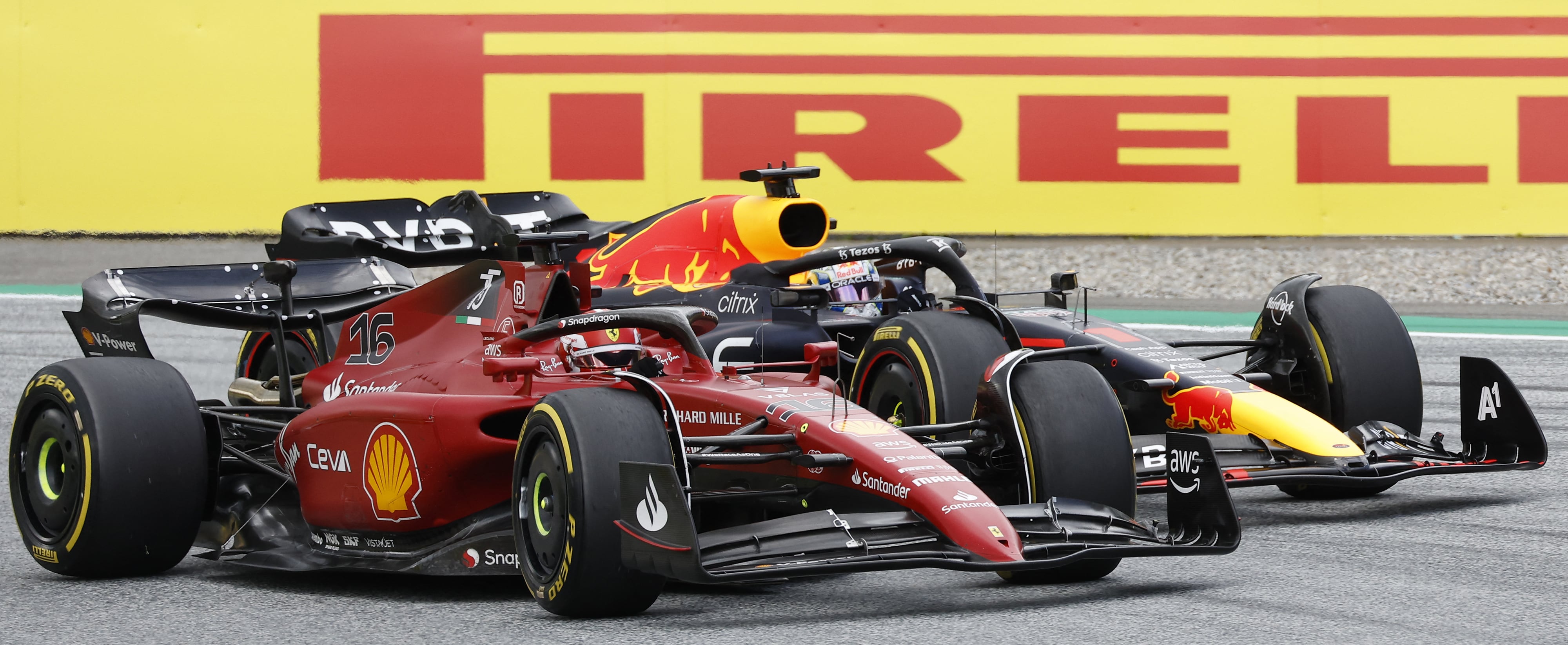 Leclerc adelantando a Verstappen en el GP de Austria