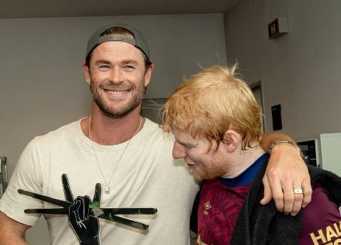 Chris Hemsworth ha tocado junto a Ed Sheeran en uno de los conciertos del músico.