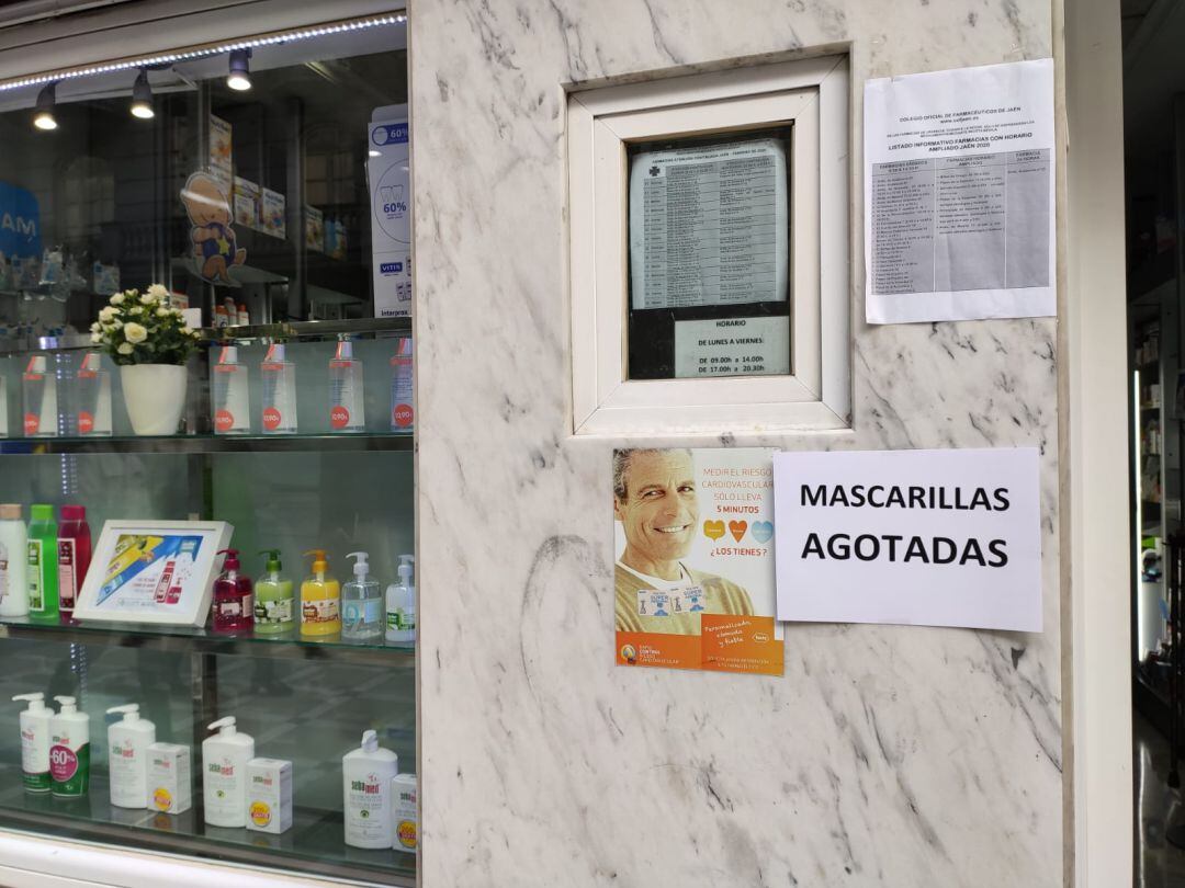 Carteles en farmacias de la capital.