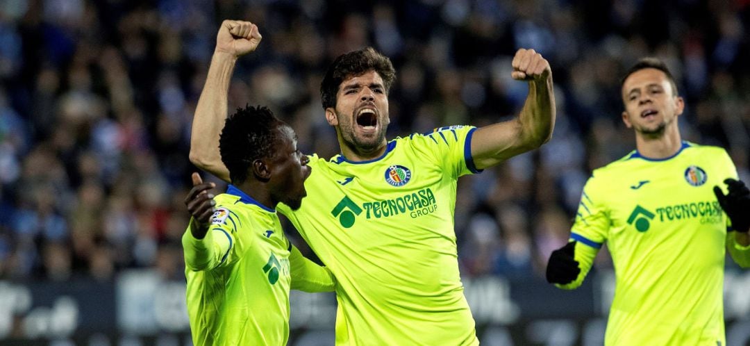 El defensa uruguayo del Getafe CF Leandro Cabrera (c) celebra su gol junto a Djené. Ambos podrían salir del Coliseum en este mercado invernal.