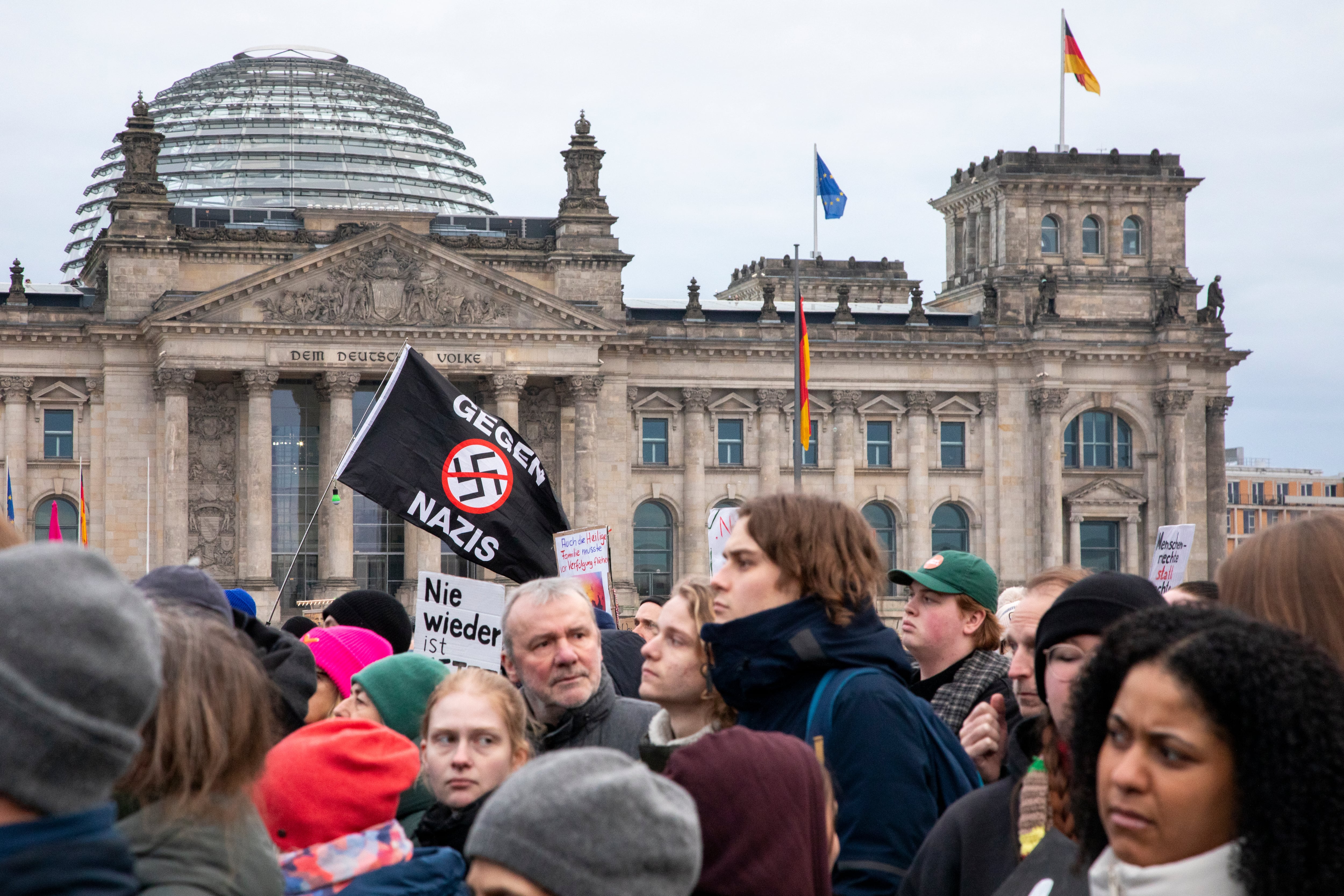 Protesta contra AfD frente al Reichstag a principios de 2025