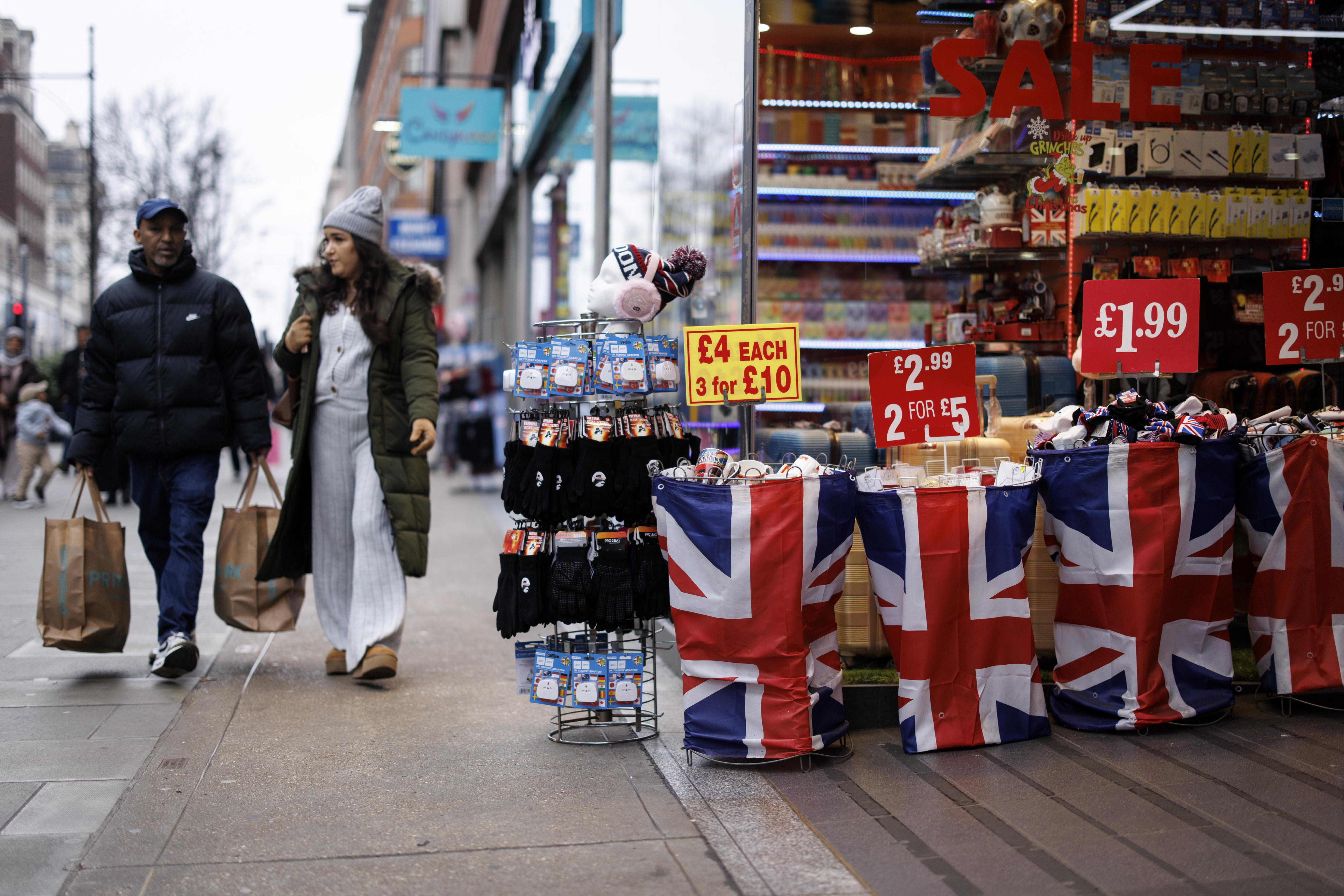 Imagen de archivo de dos personas caminando en Londres