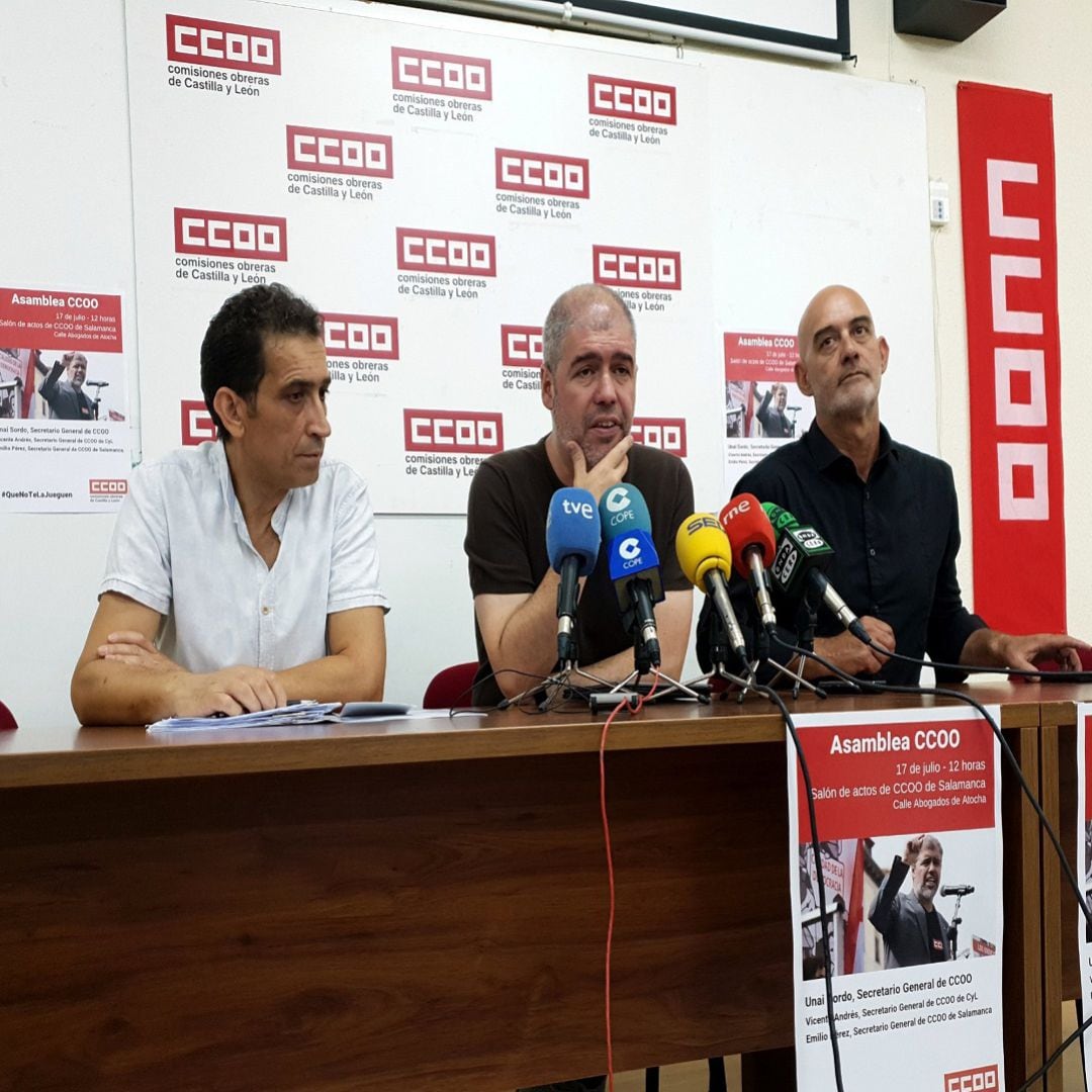 Unai Sordo, líder de CCOO, en el centro de la rueda de prensa