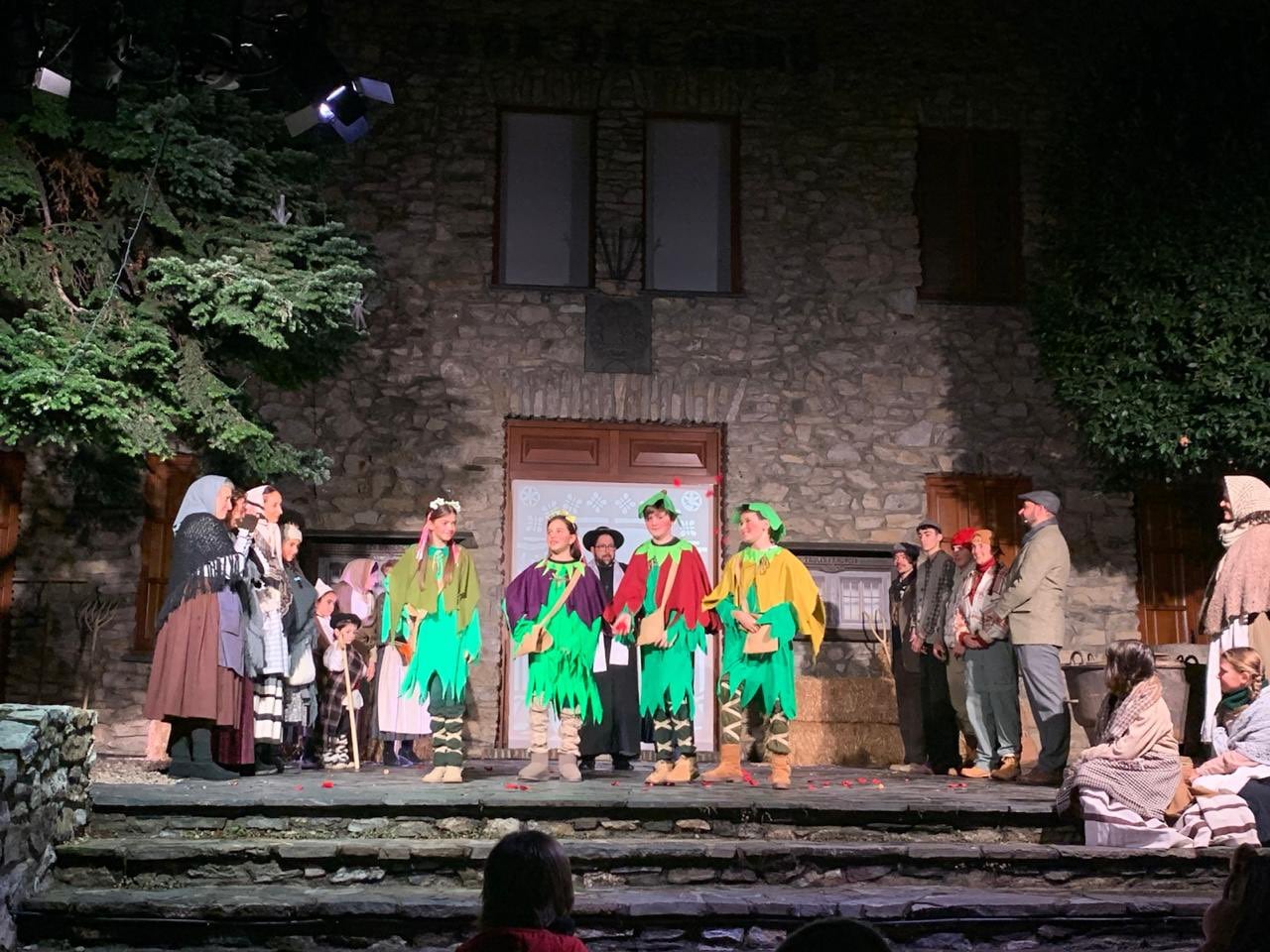 Una de les funcions d'Els Pastorets a l'exterior de Casa Comuna de Sant Julià de Lòria