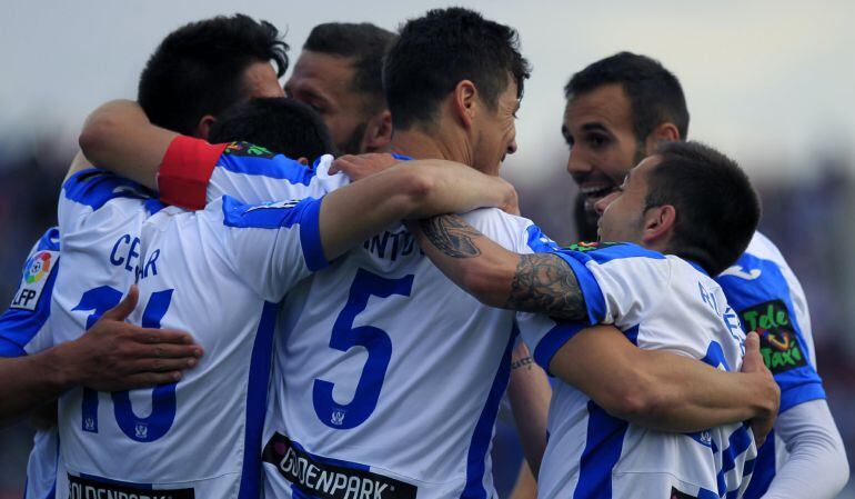 Los jugadores del C. D. Leganés celebran el gol marcado por el centrocampista Gabriel, el primero del equipo frente a la UE Llagostera, durante el partido de la penúltima jornada de Liga Adelante que se jugó en el estadio municipal de Butarque, en Leganés