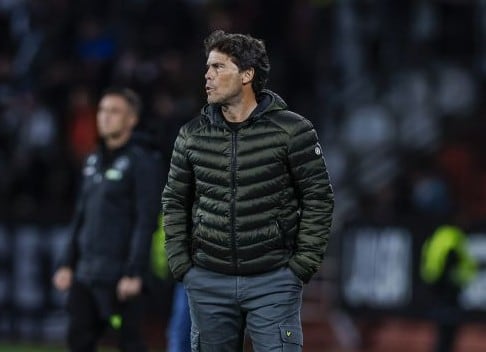 El entrenador del Almería, atento en la banda del Carlos Belmonte.