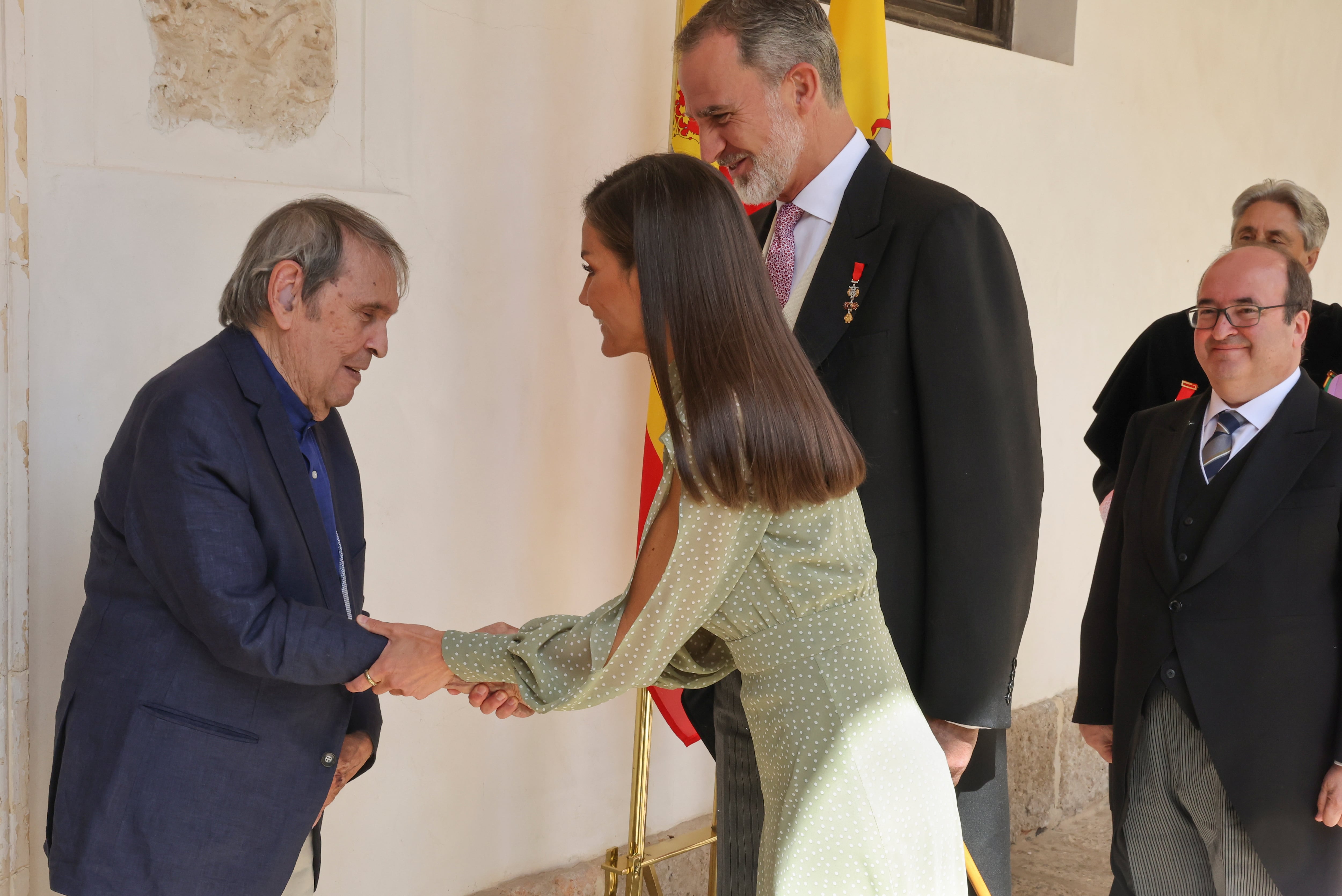 ALCALÁ DE HENARES (MADRID), 24/04/2023.- El rey Felipe VI (d) y la reina Letizia (c) saludan al escritor Rafael Cadenas (i) a su llegada al acto de entrega al Premio Cervantes, este lunes, en Alcalá de Henares. EFE/ Ballesteros
