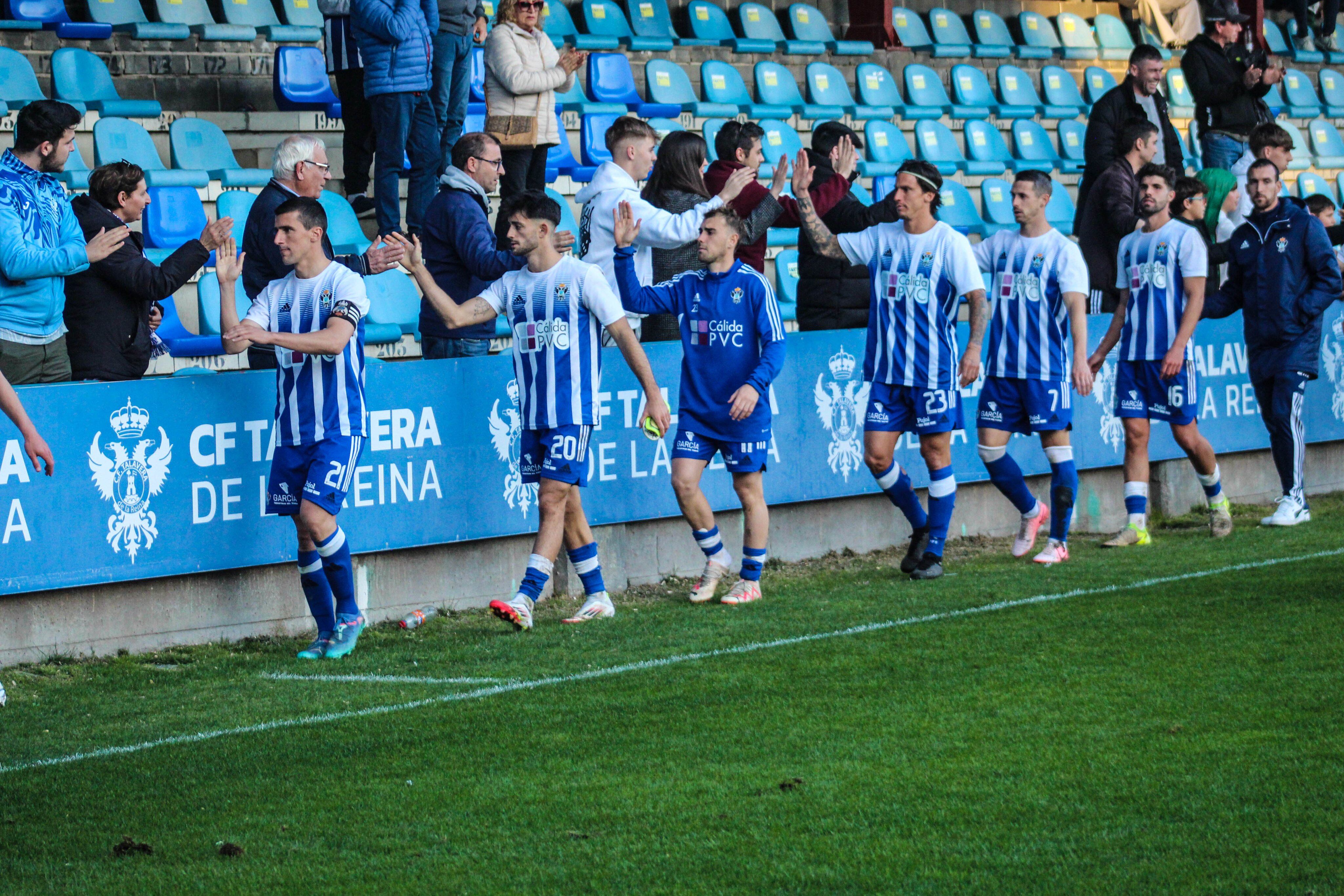 Jugadores del CF Talavera saludan a varios aficionados