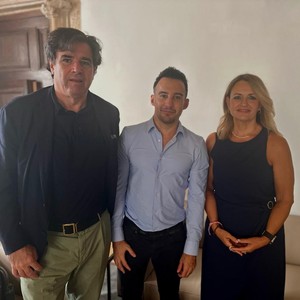 Alejandro Amenábar, en el centro, junto al productor castellonense Fernando Bovaira y la conseller de Turismo Nuria Montes