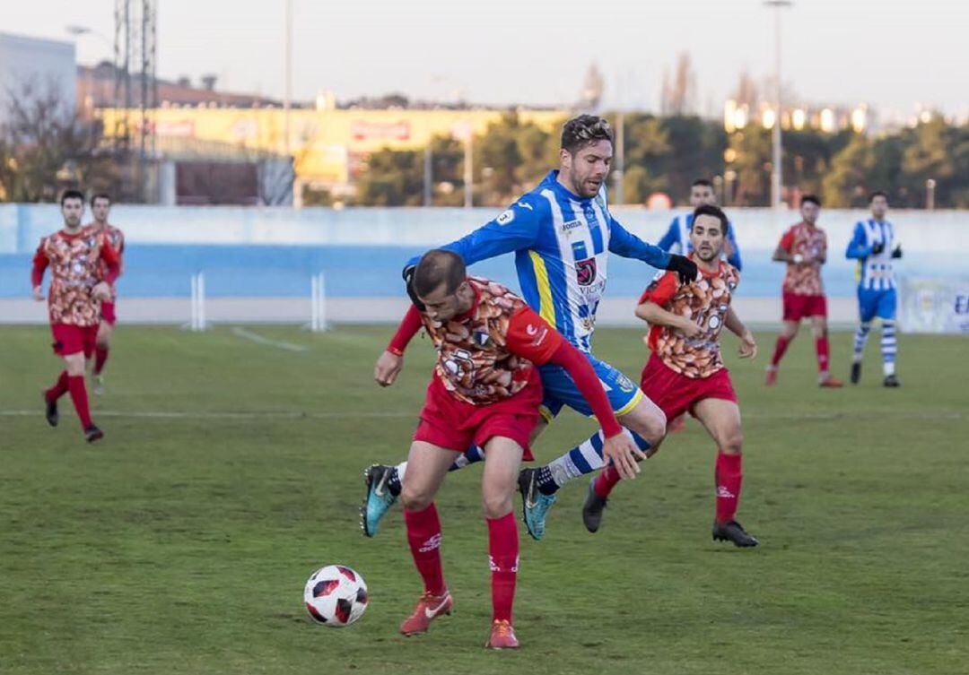 El burgalés Diego Rubio regresa a la convocatoria de la Arandina ante sus paisanos tras cumplir su sanción.