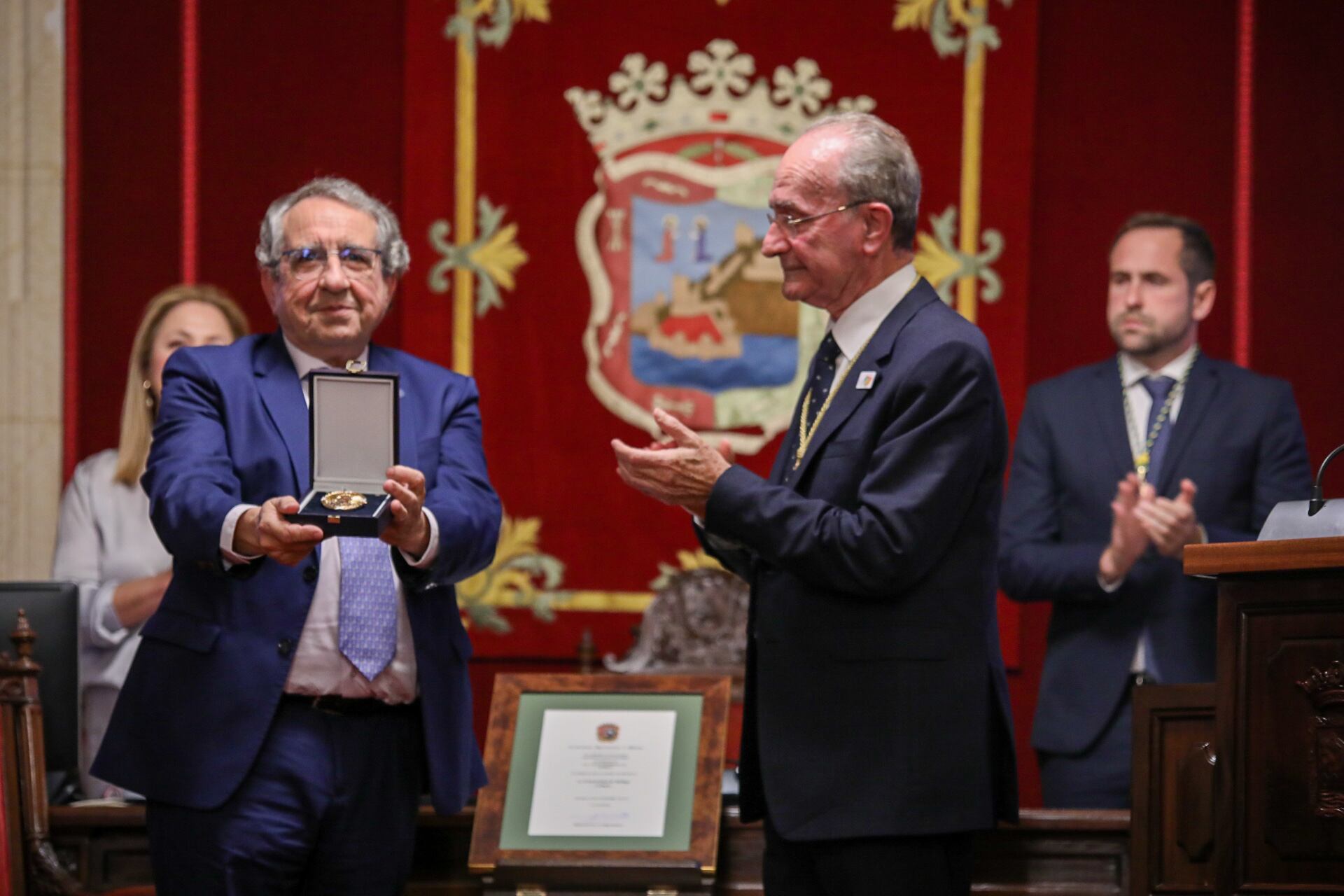 Momento de entrega de la medalla de la ciudad a la UMA