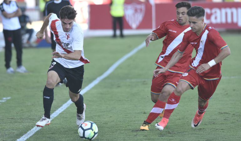 David Carmona (i) en un partido de esta temporada ante la A.D. Rayo Vallecano.