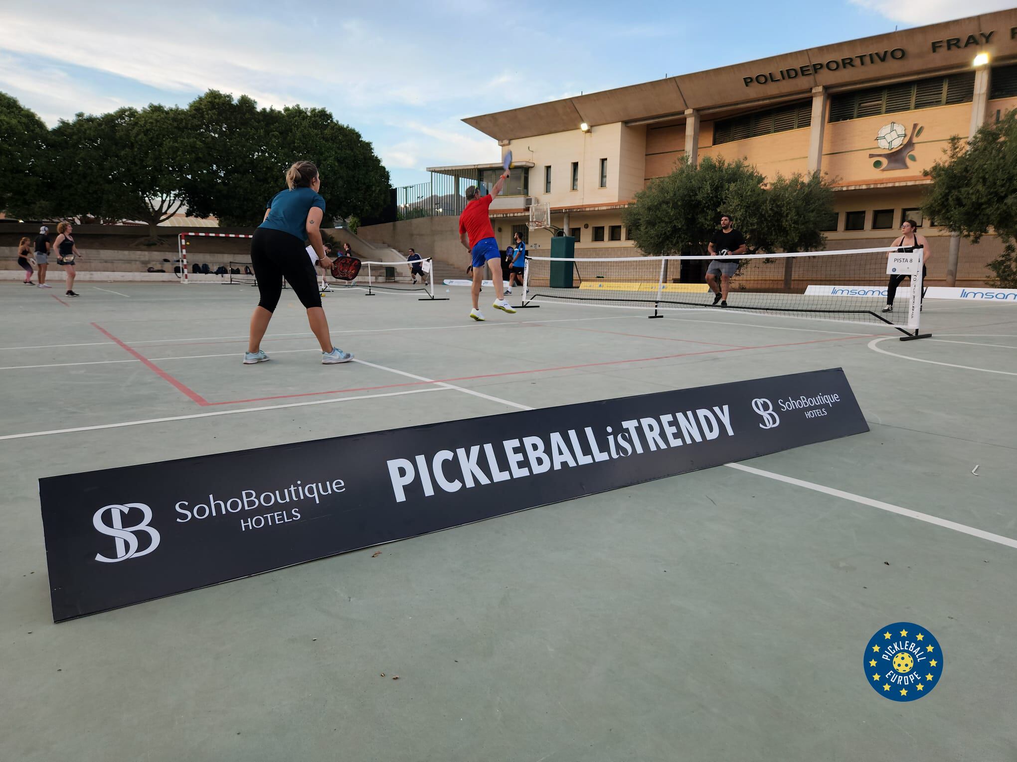 El Pickleball es un deporte de pala que combina elementos del tenis, pádel, bádminton y ping pong.