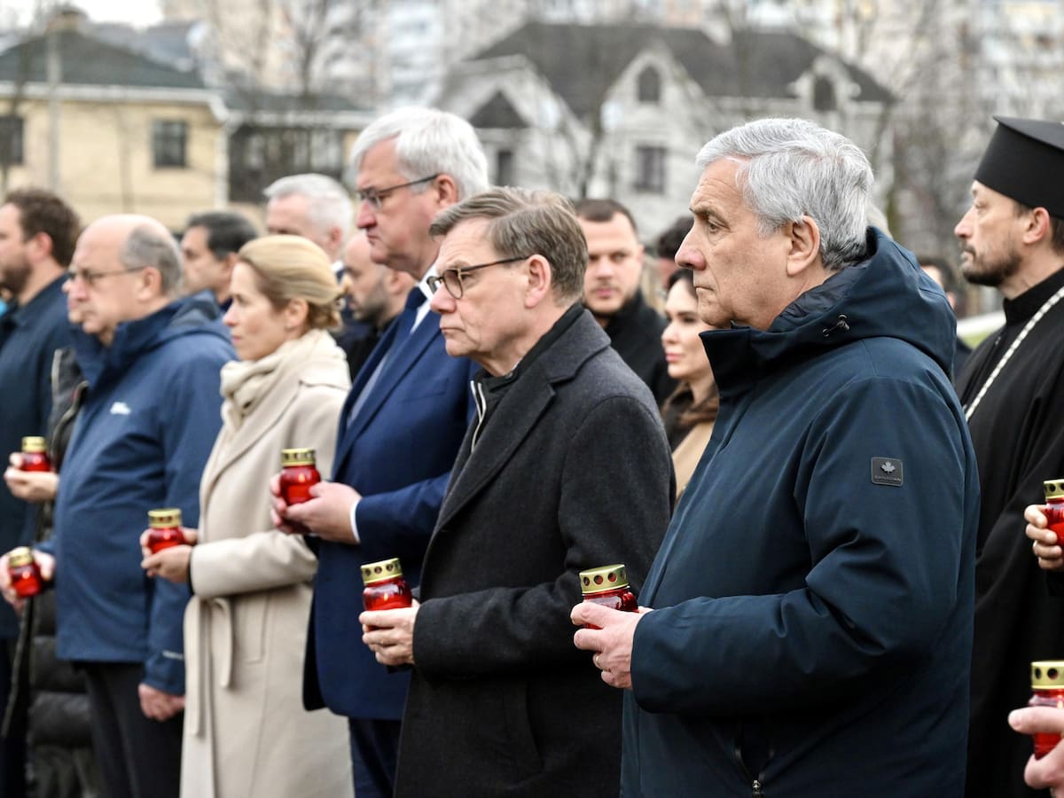 Kaja Kallas ensalza la "resiliencia" de Ucrania en el cuarto aniversario de la masacre en Bucha