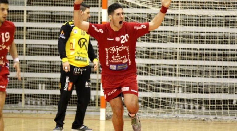 Abel Serdio celebra un gol del Juanfersa.