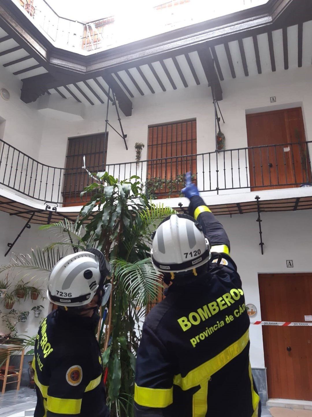 Bomberos realizando la inspección
