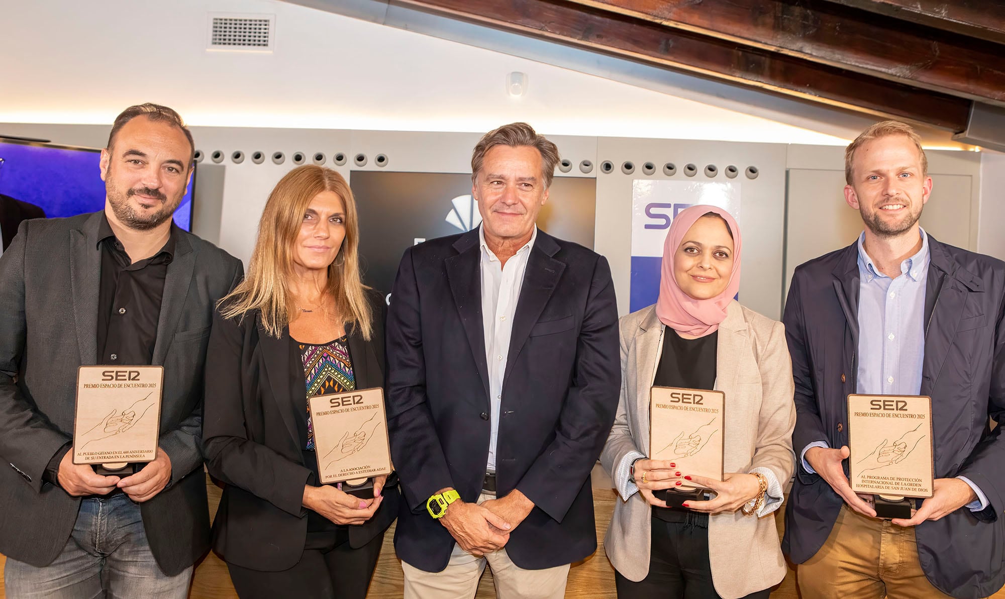 Galardonados durante la edición especial del programa &#039;Espacio de Encuentro&#039; que cumple 20 años de emisión