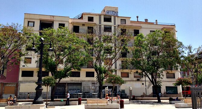 Edificio de los antiguos cines Astoria y Victoria desde la Plaza de la Merced