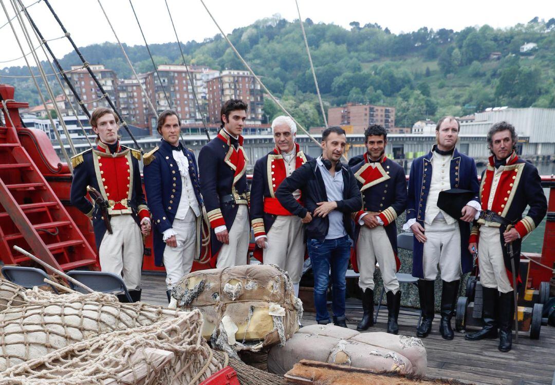 Alejandro Amenábar junto a varios extras en el barco convertido en set de rodaje