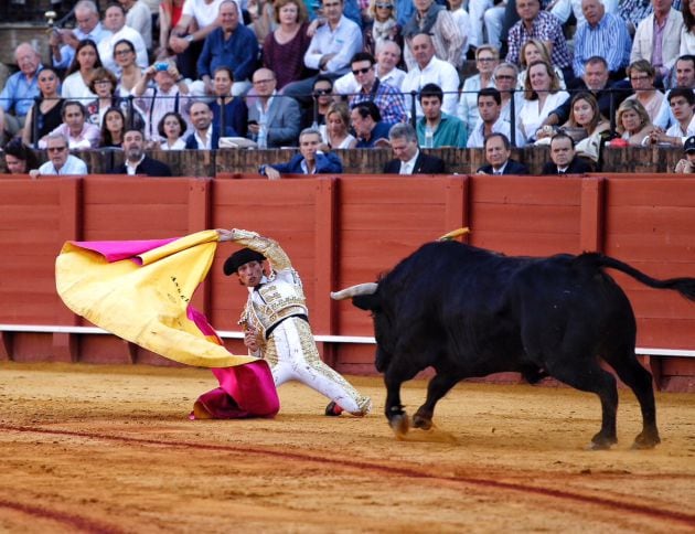 Ángel Jiménez en una de las largas camiadas de rodillas que le enjaretó al cuarto de la tarde