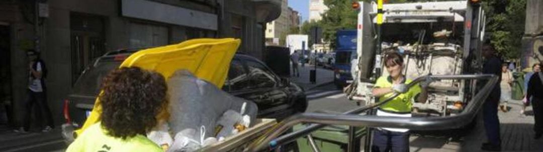 Dos trabajadores del servicio de recogida de basuras