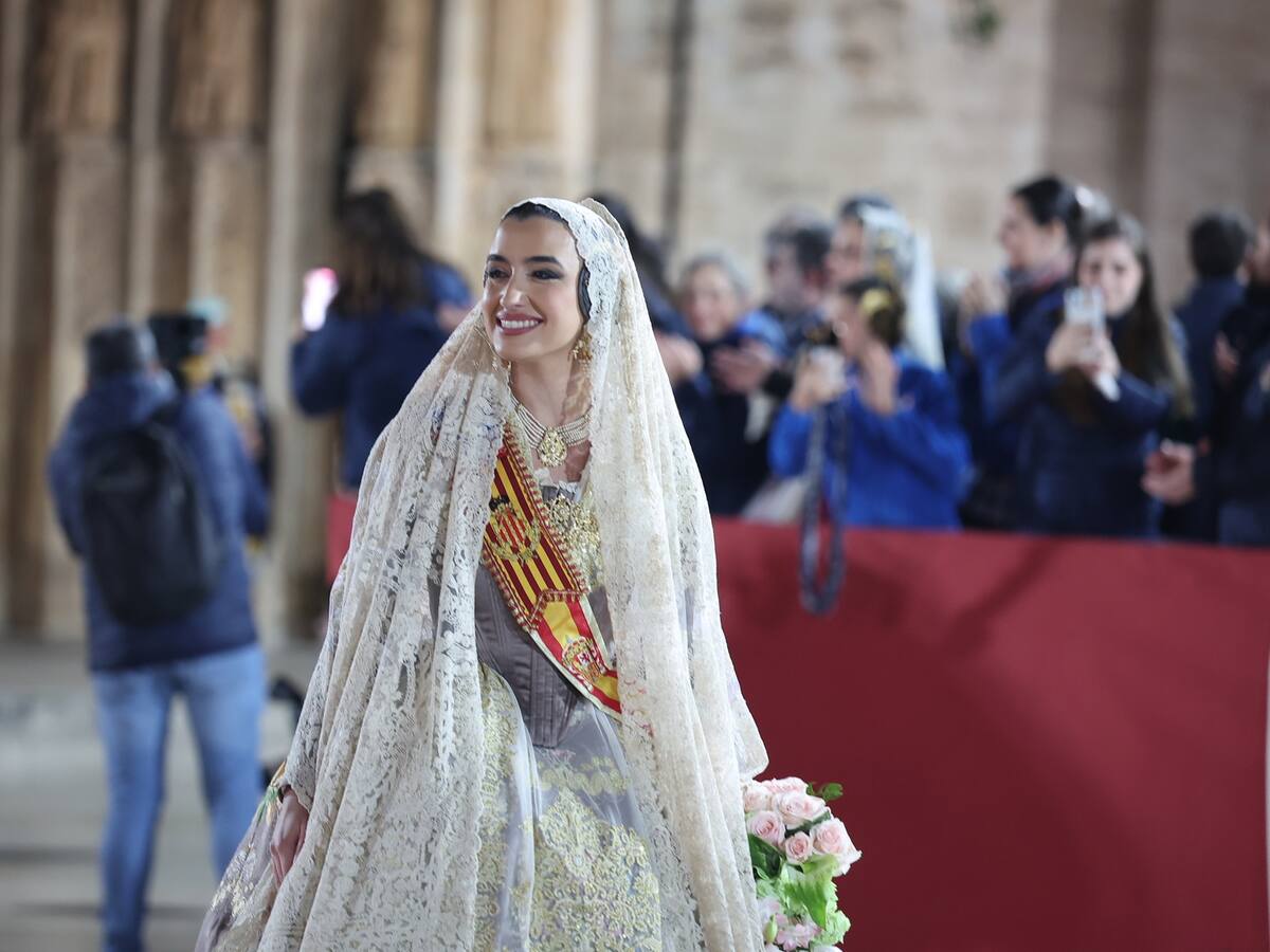 Carmen Prades cierra la Ofrenda más multitudinaria de las Fallas